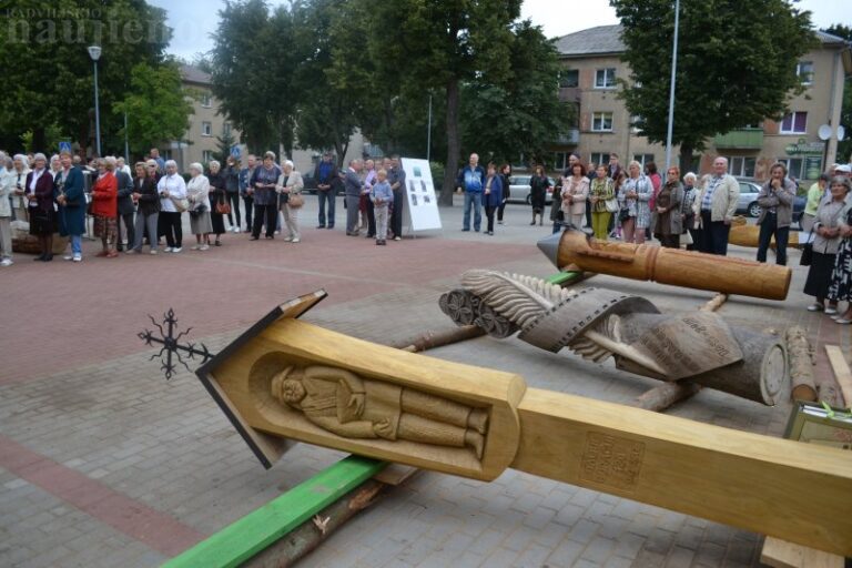 Ąžuolo rąstai pavirto nuostabiomis skulptūromis