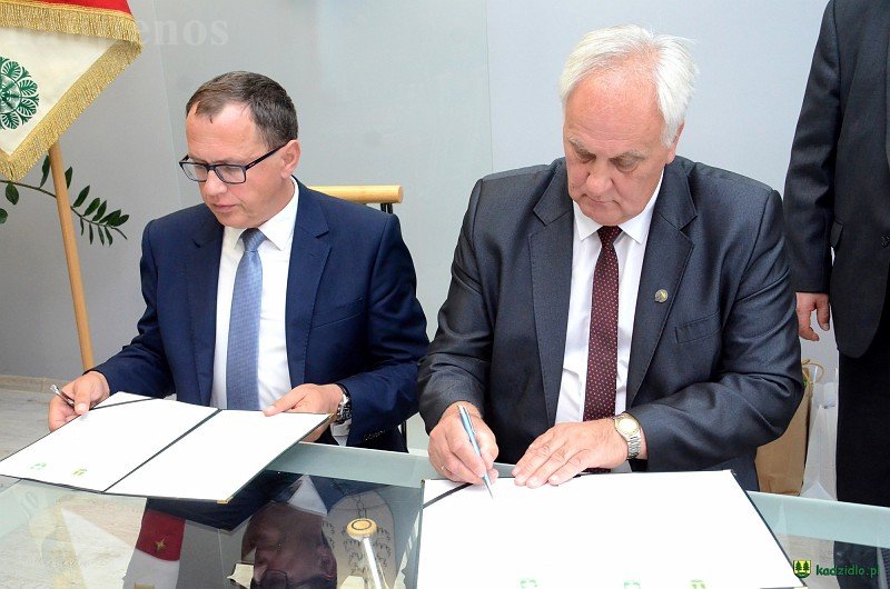 Kadzidlo miesto tarybos sesijoje kalbėjusi Radviliškio rajono savivaldybės administracijos direktoriaus pavaduotoja Justė Venckutė pasidžiaugė aktyviomis Sidabravo seniūnijos ir Kadzidlo gminos vietos bendruomenėmis