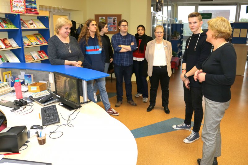 Svečiai iš Švedijos klausėsi Viešosios bibliotekos direktorės Violetos Šukaitienės (dešinėje).