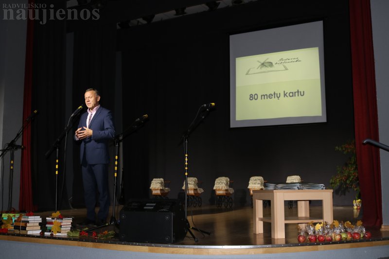 Biblioteką ir jos darbuotojas pasveikino Šeduvos seniūnas Justinas Pranys.