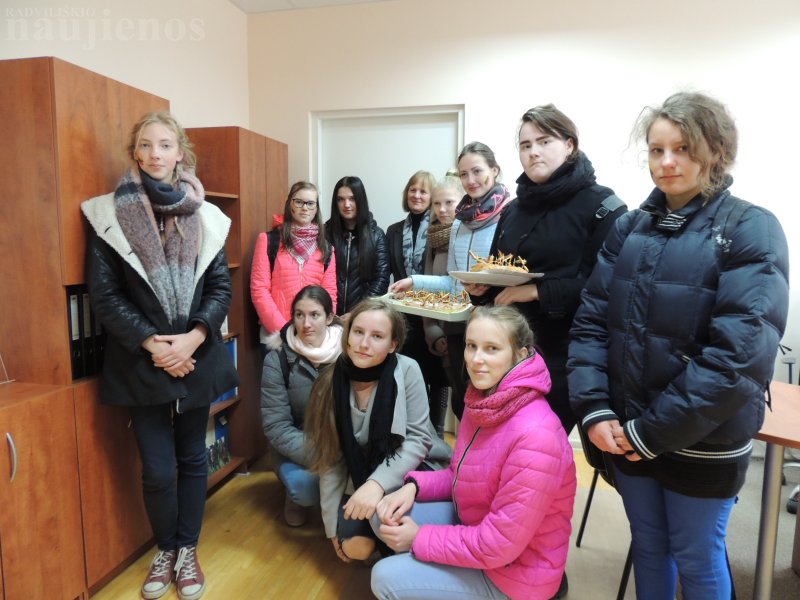 Su Konstitucijos diena pasveikintas kelius remontuojantis darbininkas.