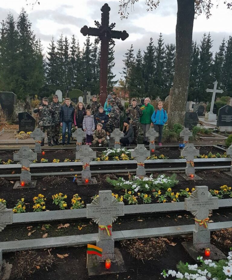 Baisogaloje – akcija „Uždek žvakelę ant laisvės kovotojo kapo!“