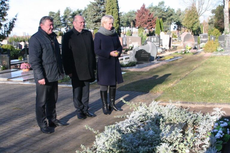 Rajono vadovai pagerbė iškilių Radviliškio rajono žmonių atminimą