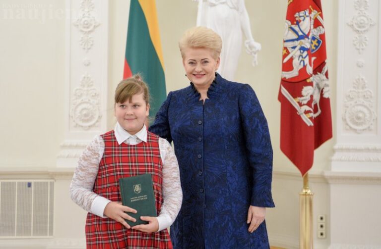 Konstitucijos egzamino nugalėtoją apdovanojo Prezidentė
