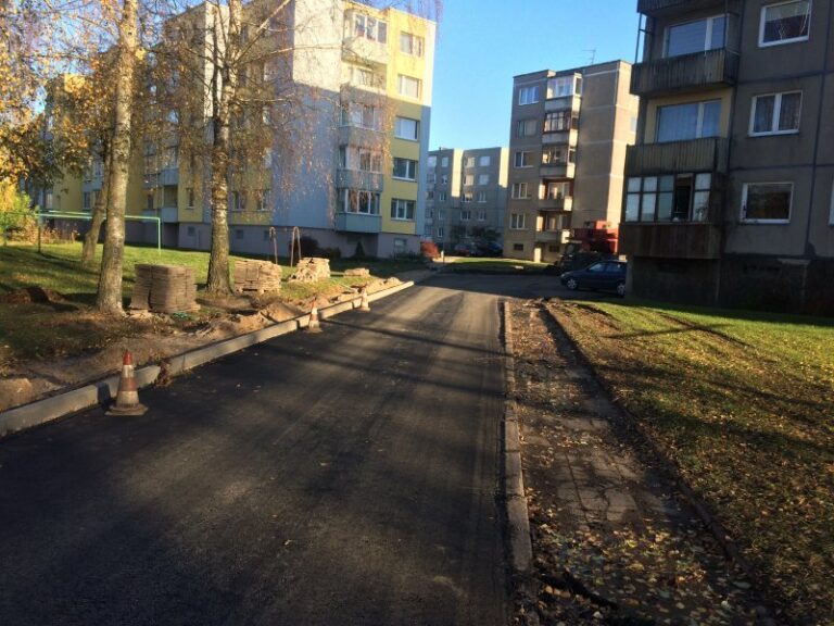 Daugiabučių kiemuose džiugina nauja danga, rajono keliuose neramina „buksuojanti“ ranga