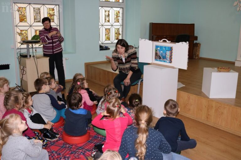 Bibliotekoje Kamishibai stalo teatro pasaką sekė profesionali pasakotoja