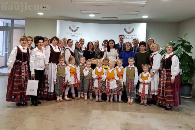Seime pristatyta „Žvaigždutės“ bendruomenės kūrybinių darbų paroda