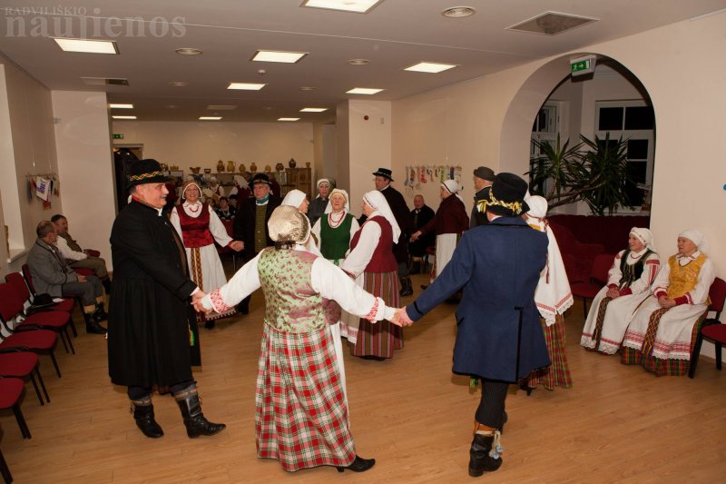 Vakaronės metu susirinkusiuosius pasveikino Baisogalos seniūnas Romas Kalvaitis (dešinėje).  Organizatorių nuotr.