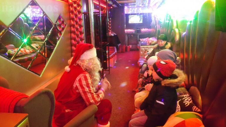Radviliškio vaikus aplankė Kalėdų Senelio autobusas