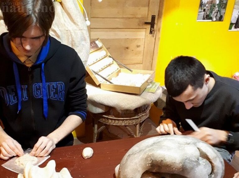 Baisogalos gimnazistai vyko į Druskininkus – sūraus amato išbandyti