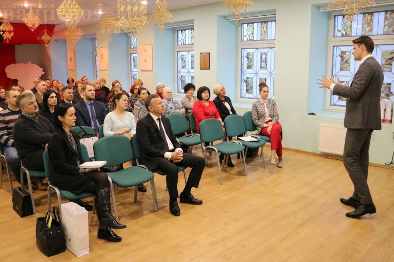 Radviliškiečiams Seimo narys Mykolas Majauskas pristatė knygą be pavadinimo.