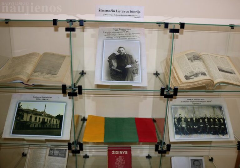 Bibliotekoje veikia paroda „Šimtmečio Lietuvos istorija“
