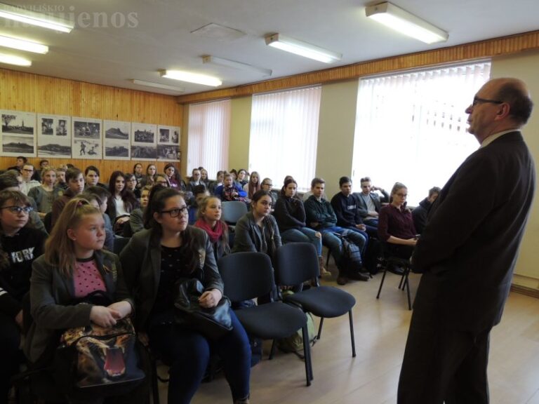Šiaulėnų gimnazija džiugiai pasitiko atkurtos Lietuvos šimtmetį