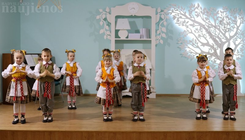 Pirmąją atvirą pamoką vedė Radviliškio Vaižganto progimnazijos istorijos mokytoja metodininkė Aušra Krasuckienė.