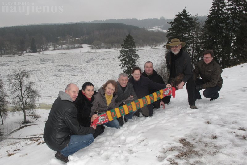 Vyresniųjų liaudiškų šokių kolektyvas „Šelmiai“ po koncerto Radviliškio kultūros centre.