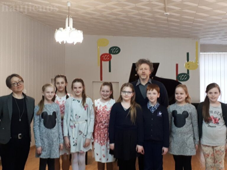 Garsūs pianistai pradžiugino muzikos mokyklos bendruomenę