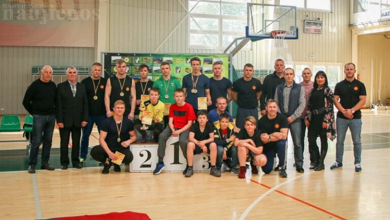 Rajono imtynininkai „šluoja“ medalius