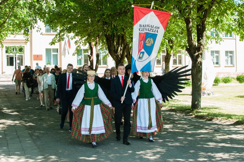 Radviliškio rajono savivaldybės meras Antanas Čepononis buvusį ilgametį mokyklos direktorių Alfredą Jasiūną apdovanojo mero padėkos ženklu