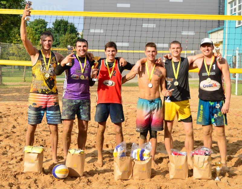 Jau aštuntąjį kartą Radviliškyje organizuotas iš visos Lietuvos sportininkus atviliojantis mėgėjų paplūdimio tinklinio turnyras liepos 14-ąją paskelbė sezono pradžią.