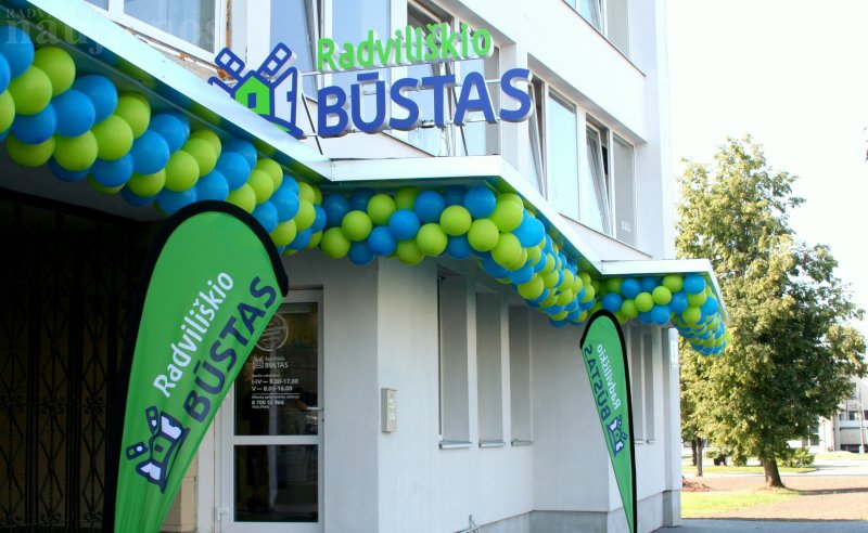 Simbolinę naujojo biuro atidarymo juostą perkirpo (iš kairės): „Radviliškio būsto“ direktorė Neringa Paulauskienė ir Maironio gatvės 5-uoju numeriu pažymėto daugiabučio gyventoja Irena Stonienė.