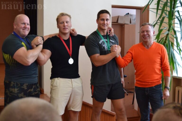 Karčemose vyko rankų lenkimo čempionatas Mero taurei laimėti