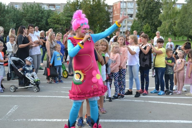 Mažieji žiūrovai smagiai šoko.