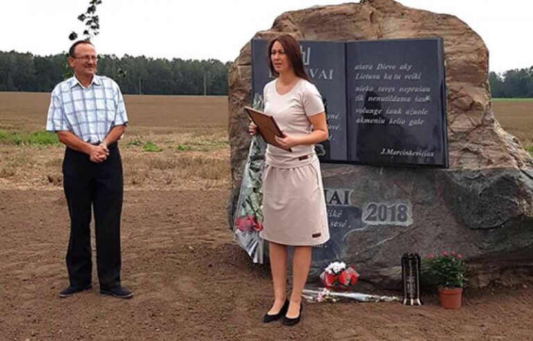 Diržių kaime atidengtas paminklinis akmuo Lietuvos 100-mečiui ir Diržių kaimui
