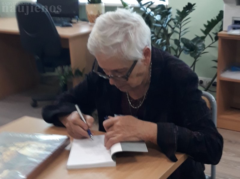 Rašytoja V. Galinauskaitė-Mačiulienė Tyrulių bibliotekoje pristatė savo knygą „Po giminės medžiu“ ir dalijosi jaunystės prisiminimais.