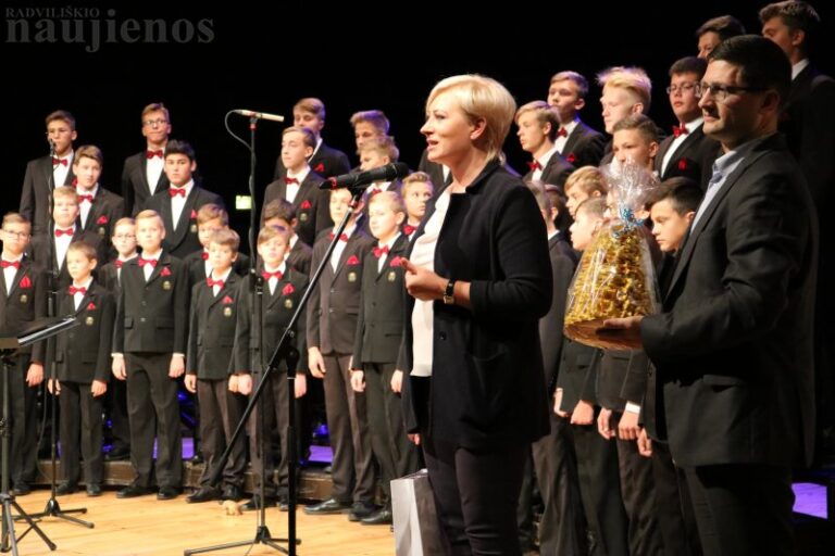 Choro „Dagilėlis“ koncertas – muzikinė dovana Radviliškio jaunimui