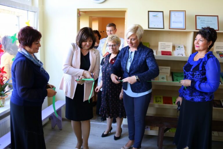 Kairėnuose vyko atnaujintos bibliotekos atidarymo šventė