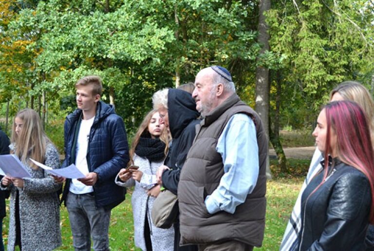 Žydų genocido dienai atminti – žydų vardų skaitymas Liaudiškių miške