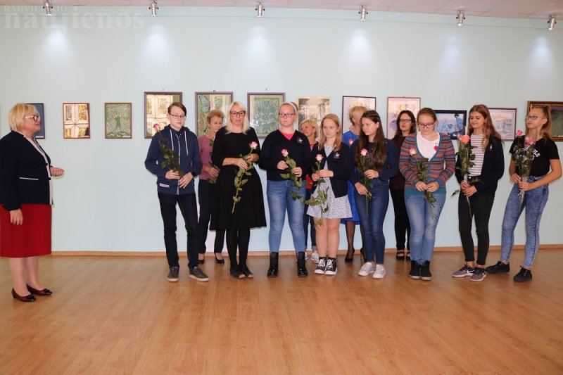 Radviliškio Vaižganto progimnazijos 8 klasės mokinė Gabrielė Banytė atliko dainą „Po dangum“.