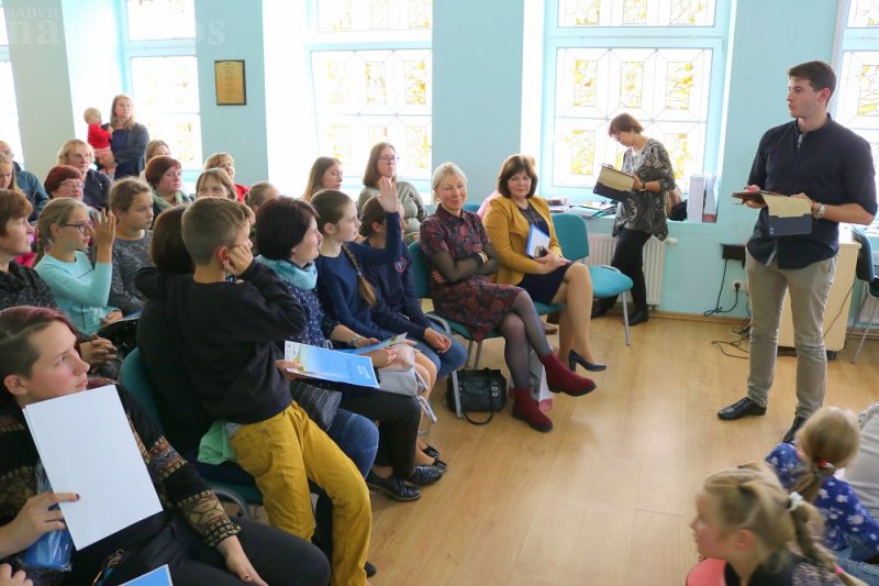 Viešosios bibliotekos direktorė Violeta Šukaitienė sveikina dalyvius.