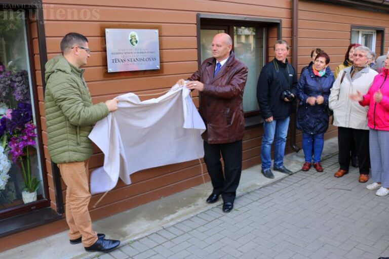 Radviliškyje atidengta memorialinė lenta Tėvui Stanislovui
