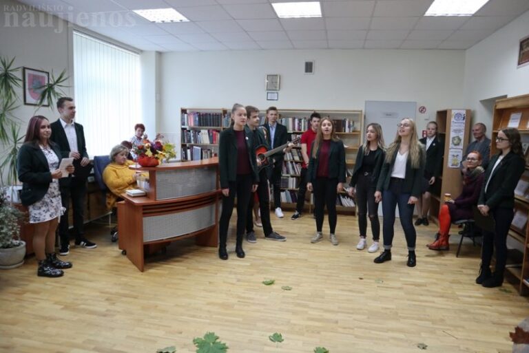 Šeduvos gimnazijos bibliotekoje skambėjo šilti žodžiai mokytojams