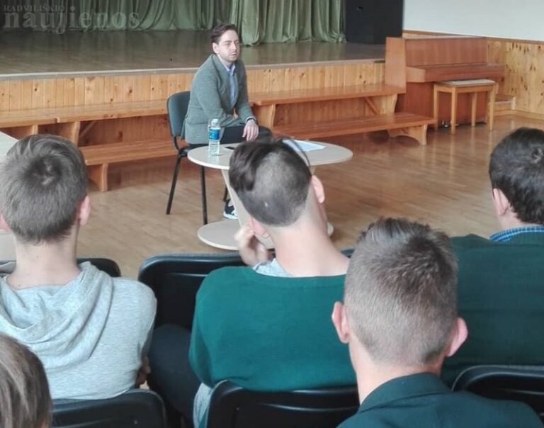 Mindaugas Aušra dalijosi žurnalistine patirtimi su Šeduvos gimnazistais