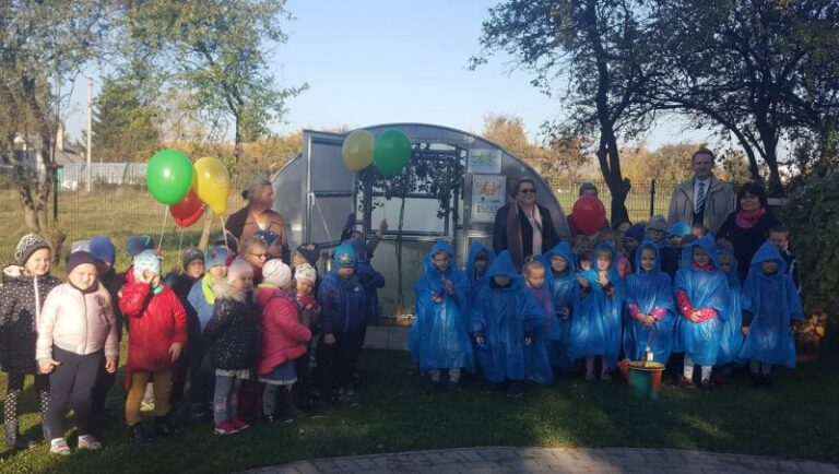 Darželinukams dovanotas šiltnamis nuo mažens mokys žemės ūkio pradmenų