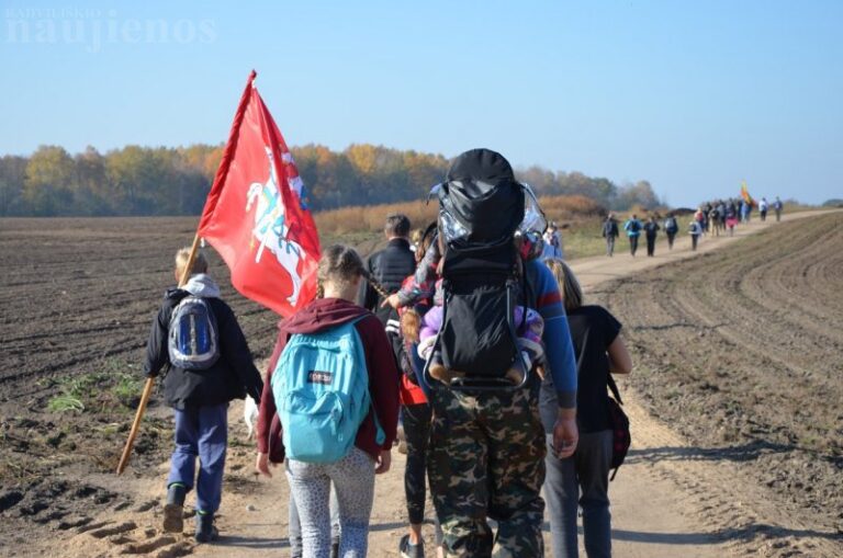 Dvigubas pėsčiųjų žygis Radviliškio rajone sukvietė prie 350 dalyvių
