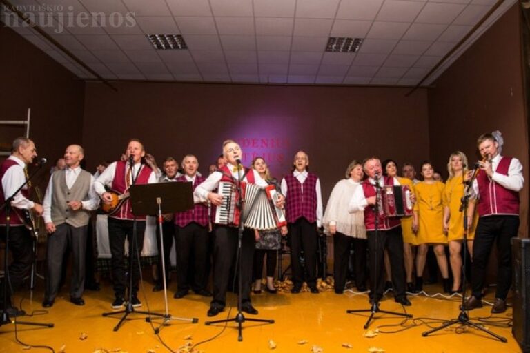 Kapelų šventė „Rudeniui atėjus“ Karčemose pakvietė pasilinksminti po rudens darbų
