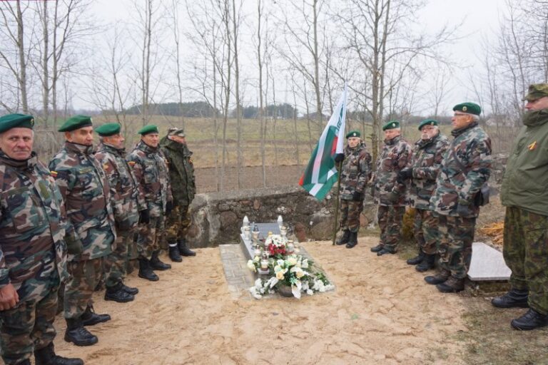 Šaukote pašventinta bendruomenės narių lėšomis sutvarkyta partizano kapavietė