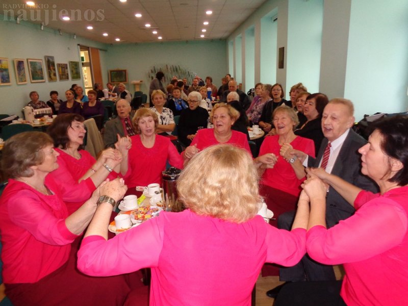 Radviliškio viešojoje bibliotekoje vyko tradicinis rudens renginys „Vėjams šėlstant tegul skamba daina“.