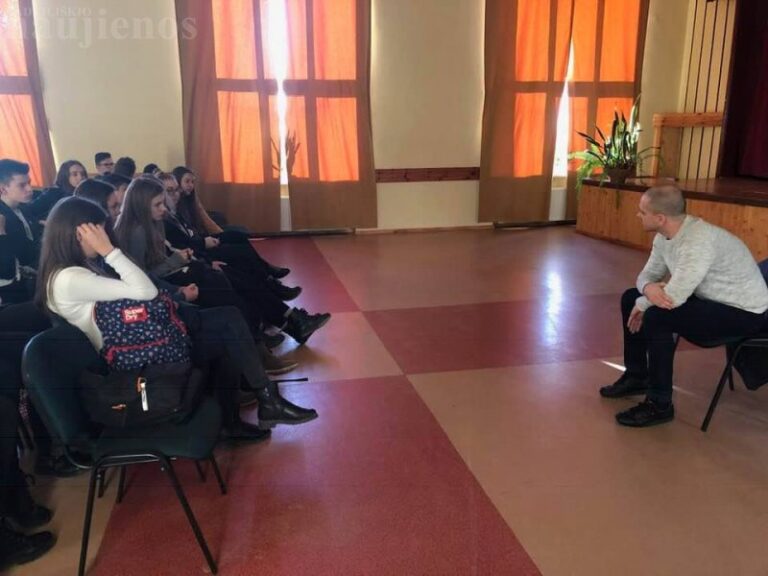„Kino busas“ į Lizdeikos gimnaziją atvežė geriausius filmus