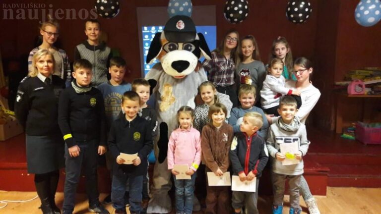Baigiantis rudeniui pareigūnai agitavo už saugų eismą