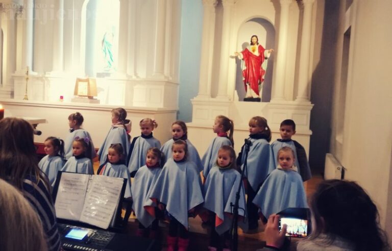 „Žvaigždutės“ bendruomenė susitelkusi pradėjo advento laikotarpį