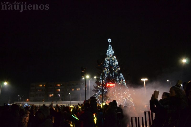 Radviliškiečius sveikino Kalėdų Senelio anūkė su Radviliškio rajono savivaldybės meru Antanu Čepononiu.