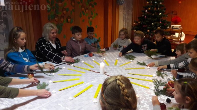 Kunigiškiuose vaikai kūrė advento vainiką