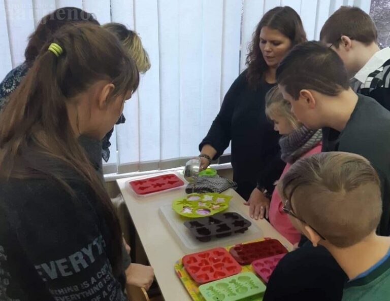 Gražinos mokykla trumpam virto ekologiškų muiliukų dirbtuvėmis