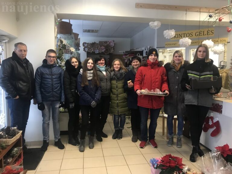 Baisogalos gimnazistai dalijosi pyragais ir gerumu