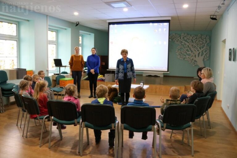 Mažiesiems bibliotekos lankytojams pristatyti „Sensoriniai skaitymai“