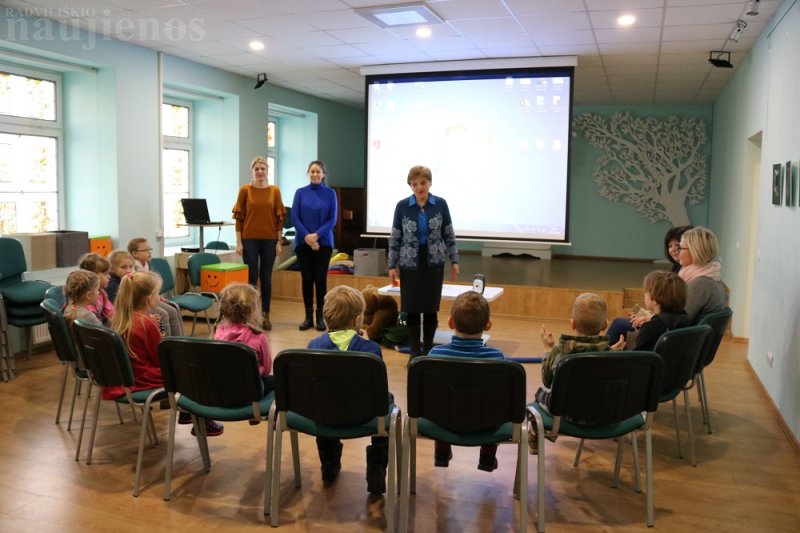 Radviliškio viešosios bibliotekos direktorė V. Šukaitienė pasidžiaugė vaikams pristatoma naujove ir mažiesiems linkėjo įsimintinų įspūdžių.
